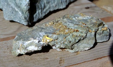 batuan emas - gold ore