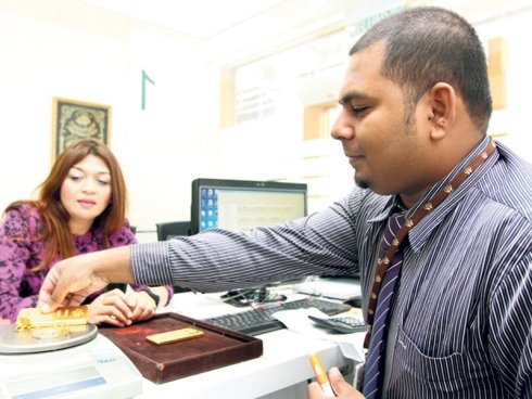 Kakitangan Ar Rahnu Express melayan pelanggan yang ingin mendapatkan maklumat mengenai skim pajak gadai yang ditawarkan. Foto oleh ROSLI TALIB