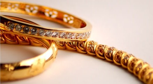 Emas perhiasan dipinjam anak-anak, apa hukum zakatnya?